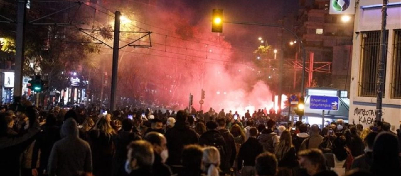 Χ.Σπίρτζης για Νέα Σμύρνη: «Η βία δικαιώνει μόνο την βία - Ευχόμαστε ταχεία ανάρρωση στον αστυνομικό»